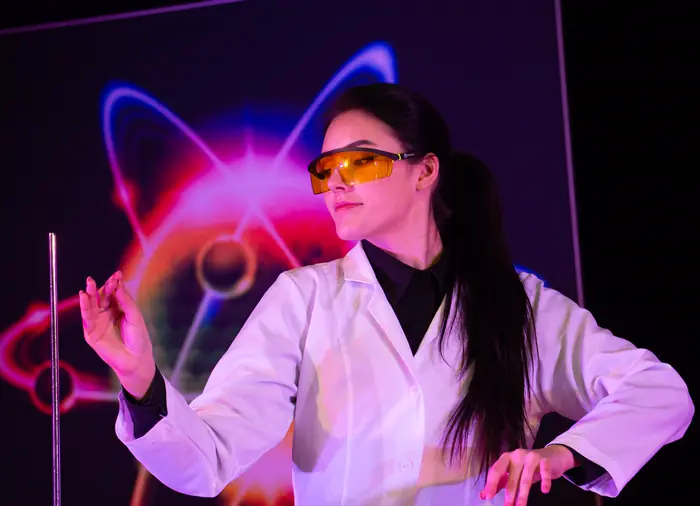 Wissenschaftlerin spielt ein elektronisches Instrument auf der Bühne
