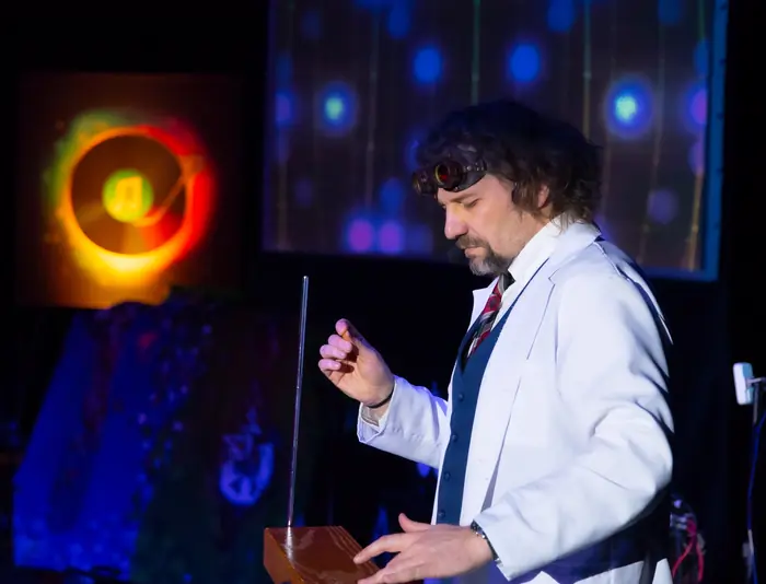 Professor Traut an einem seiner Instrumente
